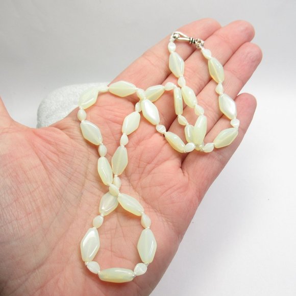 Uranium glass bead necklace - Picture 3 of 10